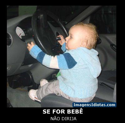 Bebê dirigindo um carro