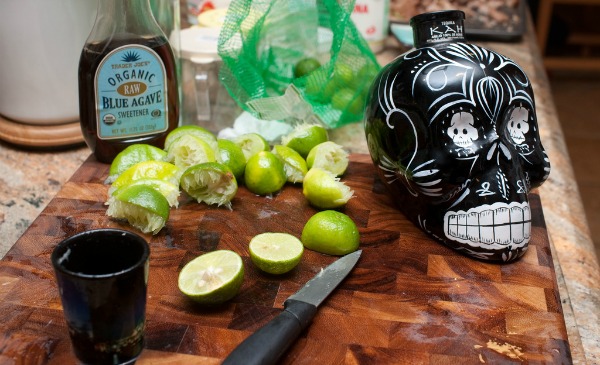 Tequila sendo preparada com uma caveira