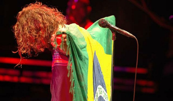 Eddie Vedder com a bandeira do Brasil