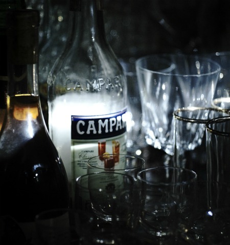 Garrafa de Campari e copos vazios