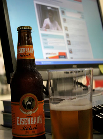 Garrafa da cerveja Eisenbahn e um Monitor