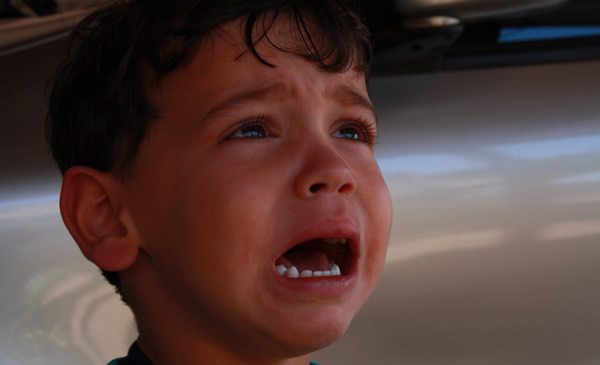 Criança chorando no avião