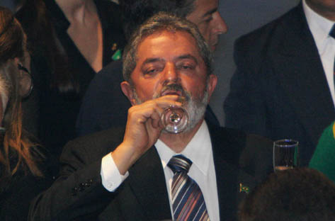 Presidente Lula bebendo cachaça