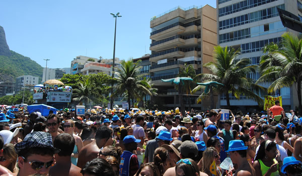 Galera reunida num bloco de carnaval