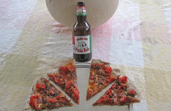 Fatias de pizza e a cerveja Pizza Beer