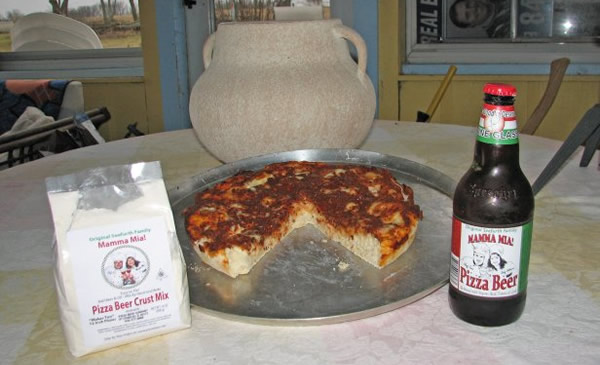 Uma pizza inteira e a cerveja Pizza Beer