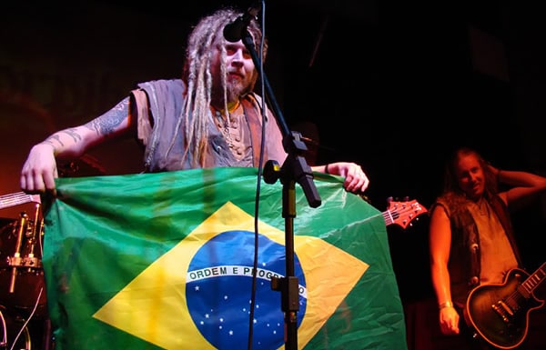 Banda Korpiklaani segurando bandeira do Brasil