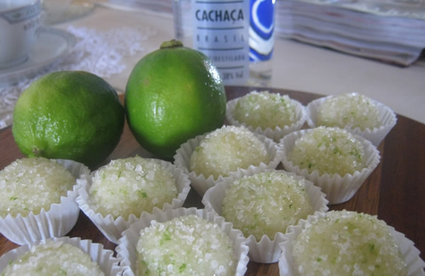 Brigadeiro de caipirinha com cachaça e limões