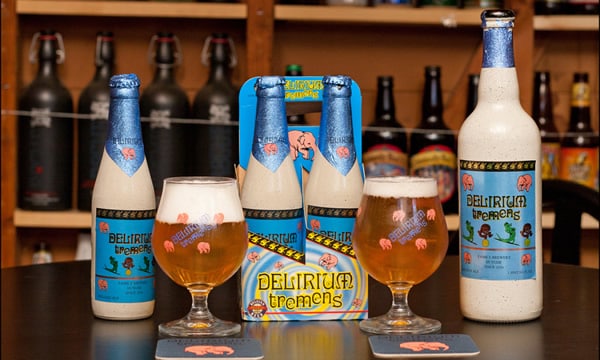 Garrafas e copos da cerveja Delirium Tremens