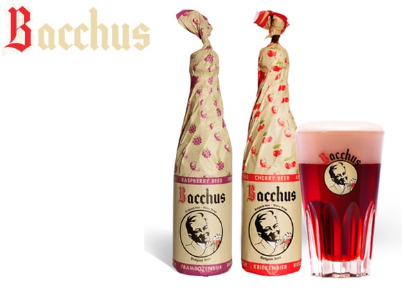 Garrafas e copo da cerveja Bacchus