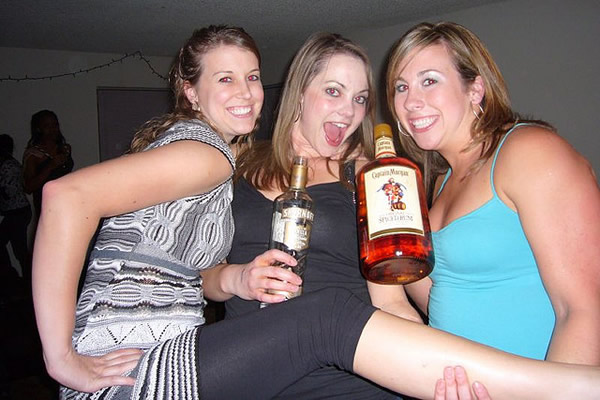 Mulheres com garrafas de bebidas