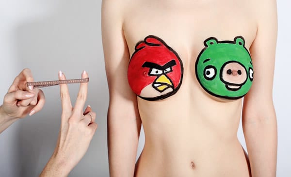 Peitos com o jogo Angry Birds desenhado