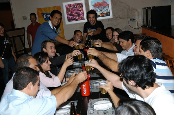 Amigos brindando no Comida di Buteco