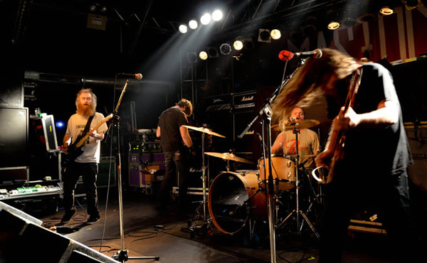 Banda Red Fang fazendo show