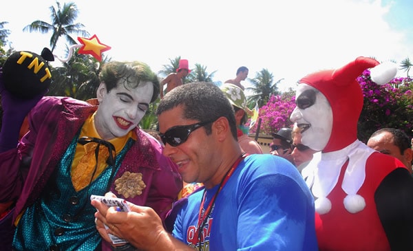 Repórter entrevistando folião no Carnaval de Olinda