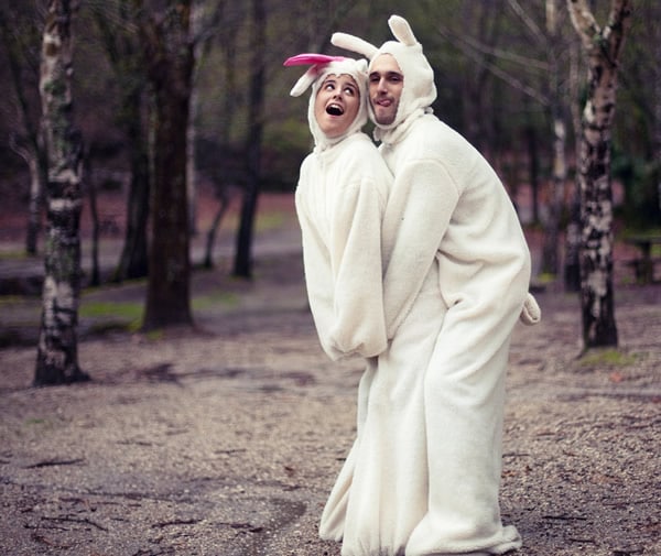 Casal vestido de coelho abraçados