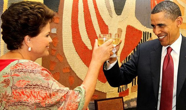 Dilma e Obama brindando