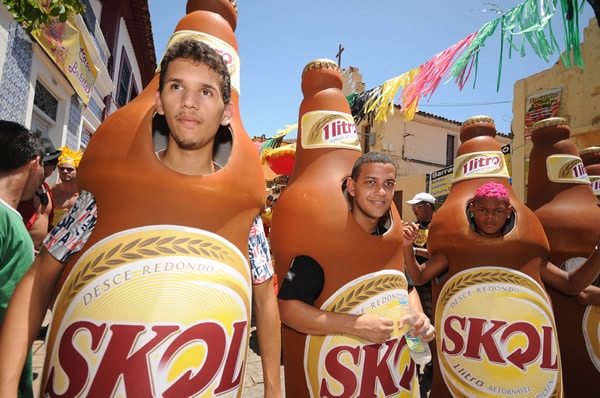 Homens fantasiados de garrafa Skol no Carnaval de Olinda