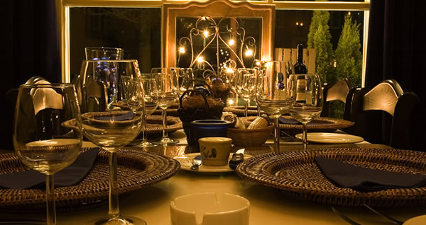 Mesa com taças de vinho