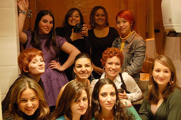 Mulheres reunidas num banheiro de boteco