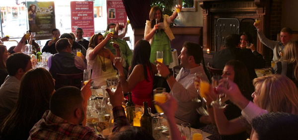 Mulheres brindando no bar