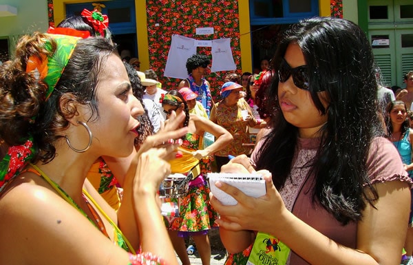 Repórter entrevistando folião no Carnaval de Olinda