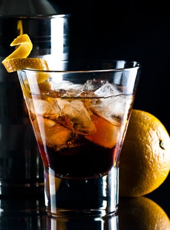 Copo com drink Negroni com laranja