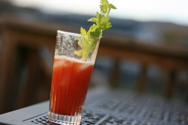 Drink Bloody Mary com uma folha dentro