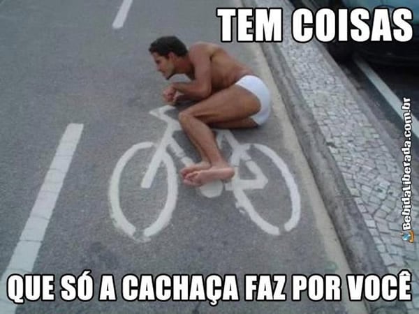 Dulcetti no meme da bicicleta no asfalto