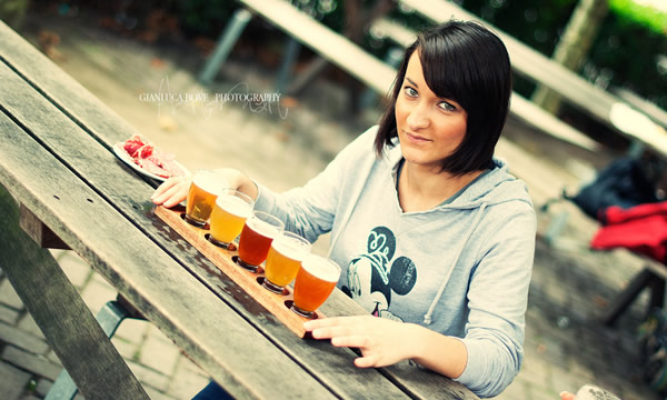 Mulher com taças de cerveja