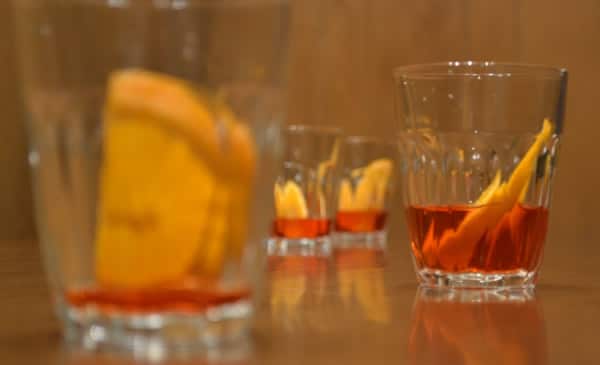 Quatro copos do drink Negroni