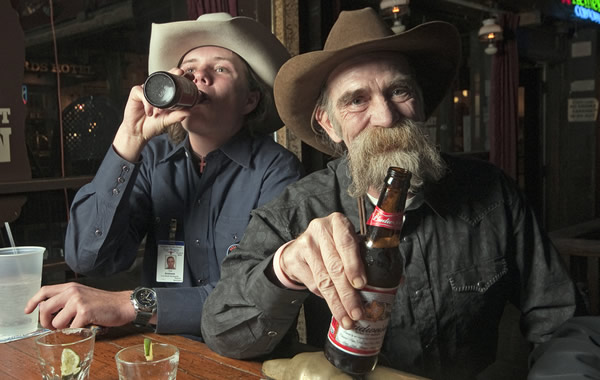 Amigos cowboys bebendo cerveja no bar