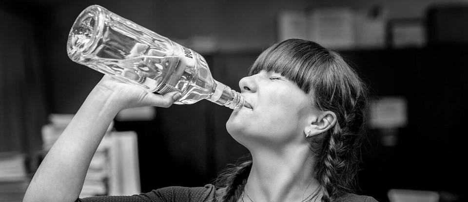 mulher bebendo vodka