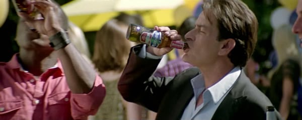 Charlie Sheen bebendo cerveja sem álcool