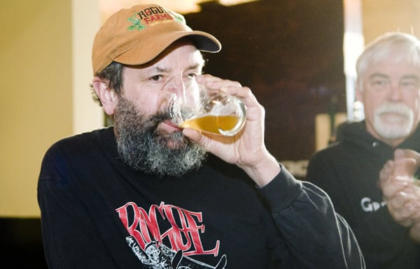 Mestre Cervejeiro John Maier bebendo cerveja