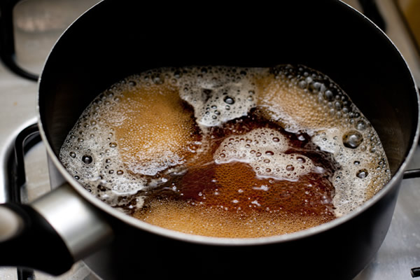 Panela fazendo brigadeiro de cerveja