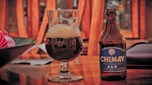 Garrafa e copo da cerveja Chimay Blue