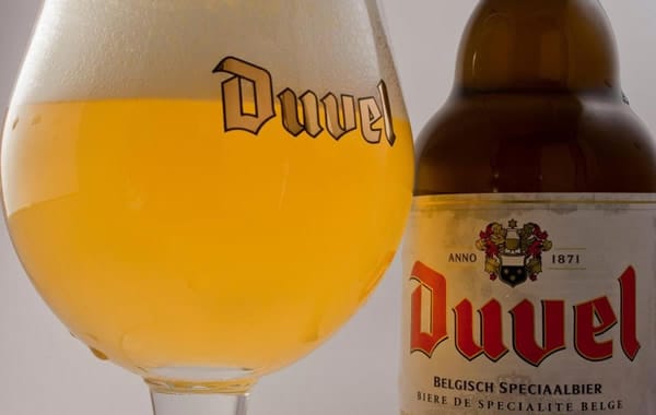 Garrafa e copo da cerveja Duvel