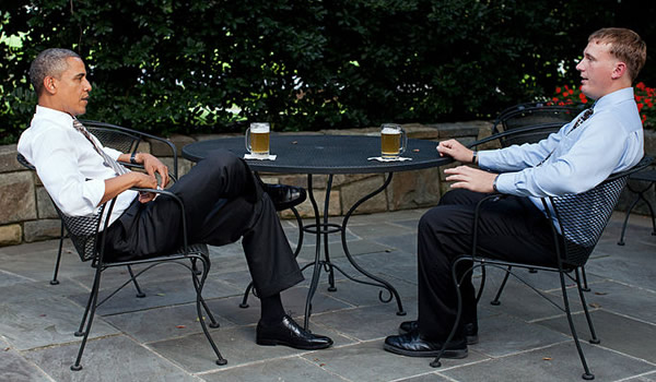 Obama conversando e bebendo cerveja com Dakota Meyer