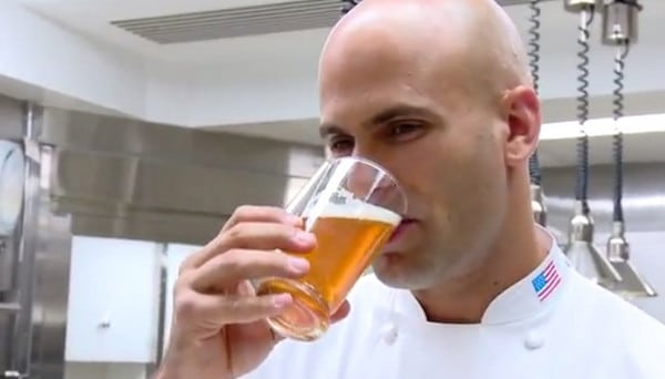 Sam Kass bebendo cerveja