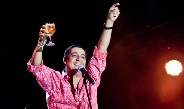 Zeca Pagodinho segurando um copo de cerveja