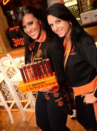 Gostosas servindo Jägermeister