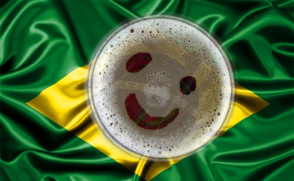 Bandeira brasileira com copo de cerveja sorrindo