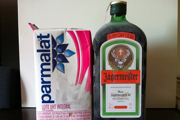 Garrafa de Jägermeister e caixa de leite