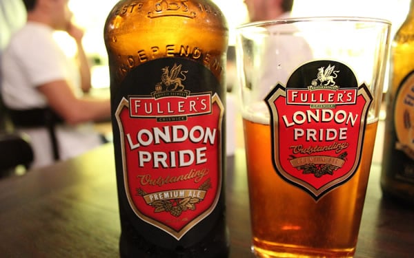 Garrafa e copo da cerveja London Pride