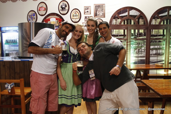 Galera no camarote da Brahma na Oktoberfest