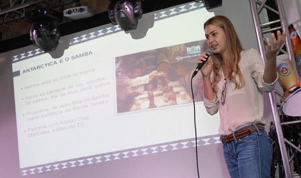 Mulher apresentando o Concurso da Boa