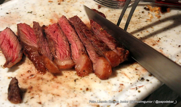 Picanha sendo cortada num churrasco