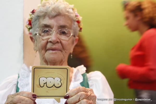 Vovó segurando a bolacha do Papo de Bar