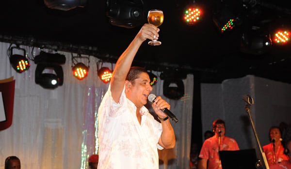 Zeca Pagodinho segurando copo de cerveja